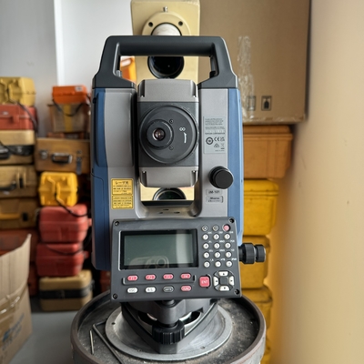 Stasiun total Sokkia IM101 yang digunakan Stasiun Total Tanpa Reflektor Lanjutan 5,3kg 45mm Aperture EDM 48mm untuk Pengukuran Tepat