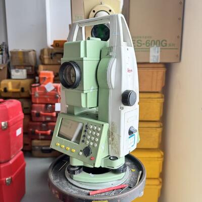 Total Station Leica TS09 Bekas dengan Ketahanan Debu dan Air IP66, Pengukuran Kasar 0,6 detik, dan 1 Instrumen Survei Presisi Pembacaan Minimum